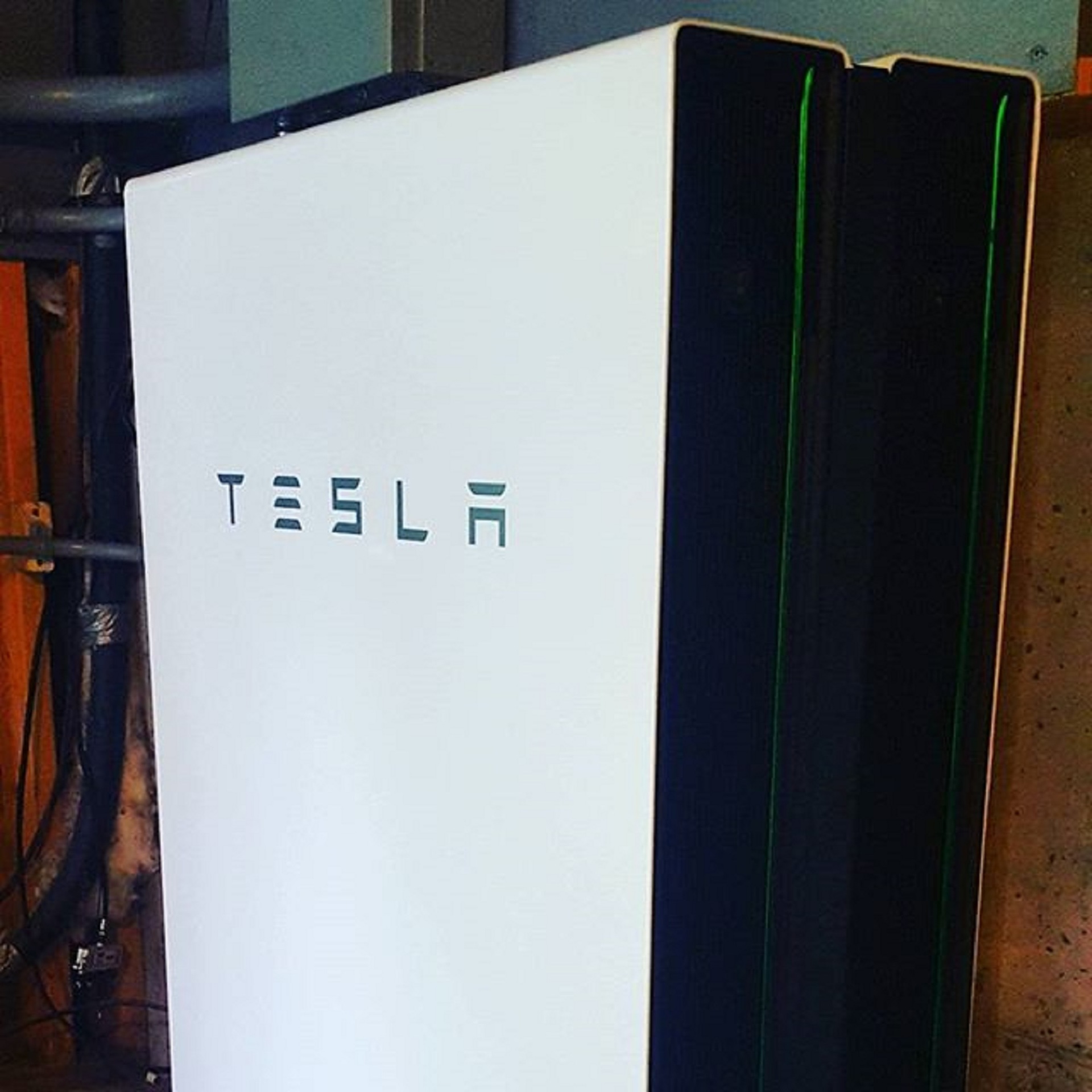 Tesla Powerwall — 주택 벽에 붙는 배터리 한 유닛